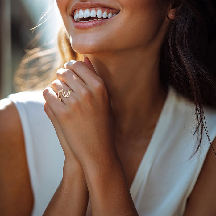 Gold wavy ring on a woman's finger