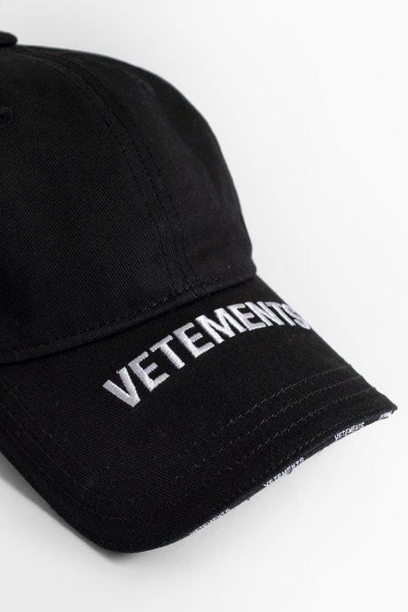 VETEMENTS Peak Logo Cap Black - MAISONDEFASHION.COM